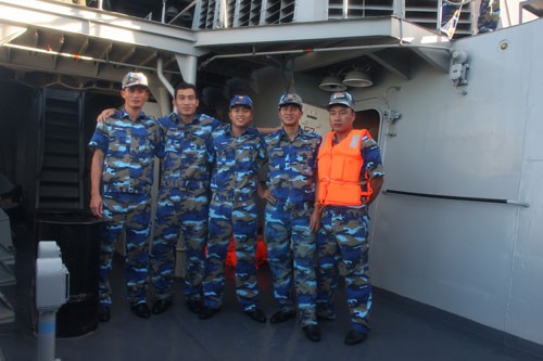 Các thủy thủ Việt Nam phấn khởi khi hoàn thành nhiệm vụ sau một hành trình đầy sóng gió